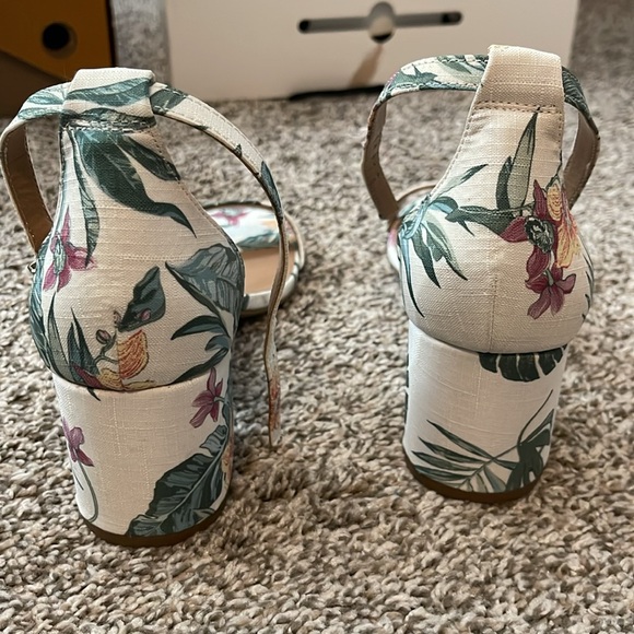 Call it spring sandals - Picture 3 of 7